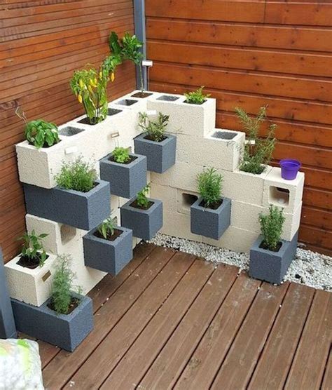 Una idea especialmente adecuada para jardines de exterior por su solidez y durabilidad a la intemperie. 30 ideas para decorar el jardín con bloques de cemento - Dale Detalles