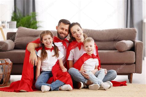 Padres Felices Con Su Pequeño Hijo Y Su Hija Vestidos Con Ropa Similar