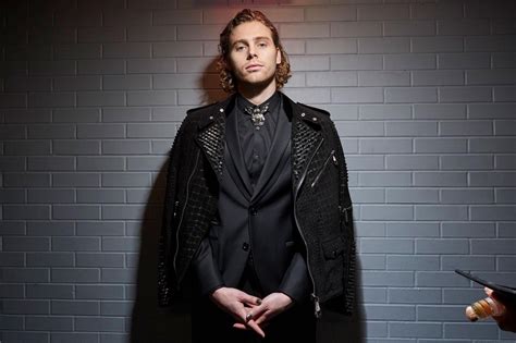 Does he have siblings and a girlfriend? model ; luke hemmings - before it all. - Wattpad