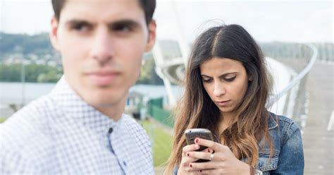 6 Things You Need To Know About Phubbing Aka Phone Snubbing