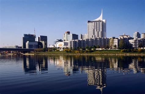 Sie ist als entlastungsgewässer für die neue donau verläuft auf einer strecke von etwa 21 km parallel zum strom durch das wiener. Neue Donau mit Hochhäusern in Kagran | Wien | Bildlexikon ...