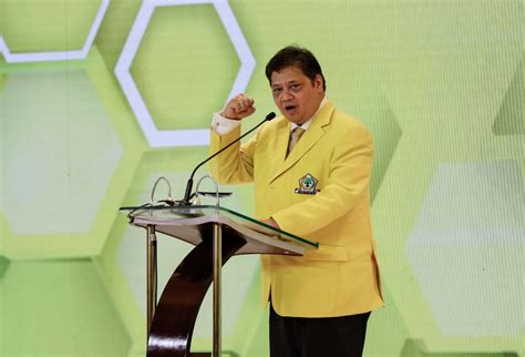 Airlangga hartarto, né le 1er octobre 1962 à surabaya, est un homme d'affaires et homme politique indonésien. Airlangga Hartarto Jadi Ketua Umum Partai Golkar 2019-2024