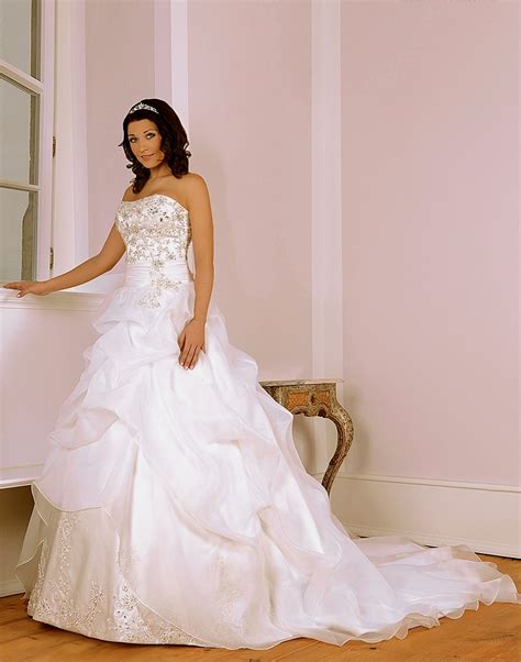 Ob im sommerkleid, in jeans oder im eleganten. Hochzeitskleid Lea 522 - Typ: Brautkleid Lea 522