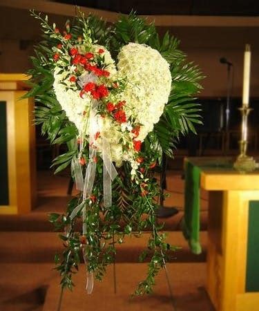 Although a singular species, it has a few varieties, with the white petaled alba, yellow petaled gold heart and. Bleeding Heart Flower Arrangement For Funeral - KISVACKOR ...
