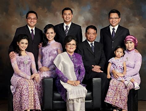 Tak perlu repot keluar rumah, kami datang kami foto, kami cetak, kami bingkai, kami antar, hubungi kami untuk mendapatkan jadwal pemotretan wa 081286265619. The Setyanto's: Foto Keluarga