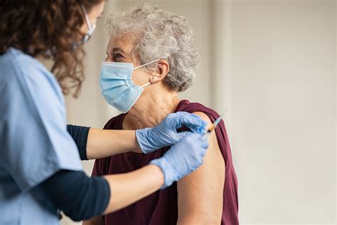 新冠肺炎 疫苗 抗疫 林鄭月娥 拜登. 英國想把輝瑞、牛津疫苗「混著打」，明智嗎？｜天下雜誌