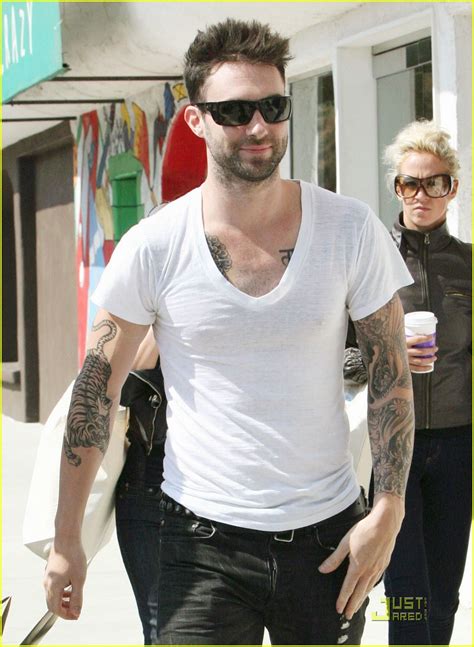 From the video and other stills, it appears that there was a gun in his hands, which was found behind the fence, on the ground a few feet away. Wzrokowo-Empirycznie: Inspiracje: Adam Levine