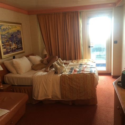 Splendor is designed around the loosely realised theme of splendid. Balcony Stateroom, Cabin Category 8A, Carnival Splendor