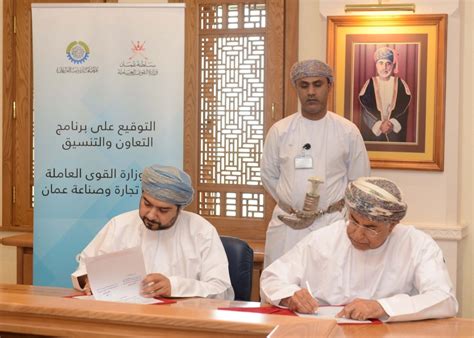 كثفت دائرة البلدية بولاية البريمي من حملاتها التفتيشية على المنشآت التجارية في السوق المركزي بالولاية مع التركيز على محال بيع الخضروات والفواكه نظراً لارتفاع درجات الحرارة التي قد ينتج عنها سرعة تلف. البوابة الإعلامية -وزارة الإعلام - سلطنة عمان - وزارة ...