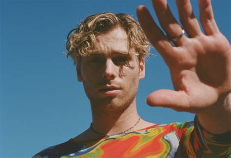 Interview Sos S Luke Hemmings Shines On Intimate Breathtaking Solo Album When Facing The