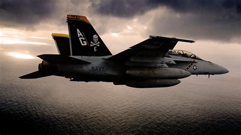 The super hornet is about 25% larger than its predecessor. F18 Wallpaper (68+ images)