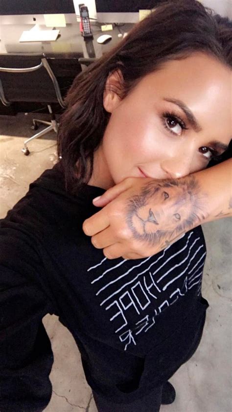 Demi Lovato Surpreende Com Nova Tatuagem TV Foco