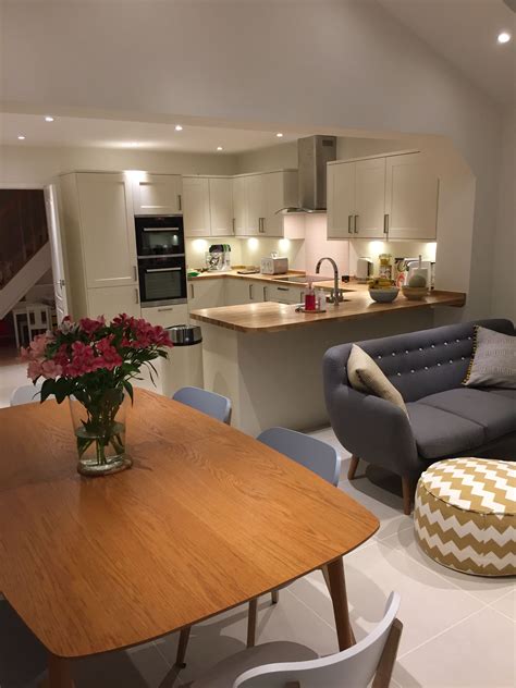 Such design will give your kitchen a spacious look and enable you to move freely from your kitchen to your living room. Pin by MAGNOLIA HERNANDEZ on Extension | Open plan kitchen ...