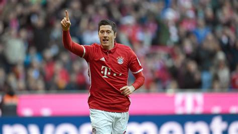 Robert lewandowski has been tipped ahead cristiano ronaldo and lionel messi to win this year ballon d'or by bayern munich manager, hansi flick. Ballon d'Or : la réaction surprenante de Lewandowski - Le ...
