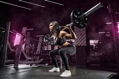 fondos de pantalla fitness gimnasio entrenamiento pose barra pesas se agacha deporte chicas