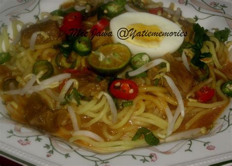 Rebus paha ayam bersama air, 1 sendok teh bumbu halus, 1/2 sendok teh garam, dan 1 lembar daun salam sampai matang dan berkaldu. Sinar Kehidupanku**~::..: Mee Jawa