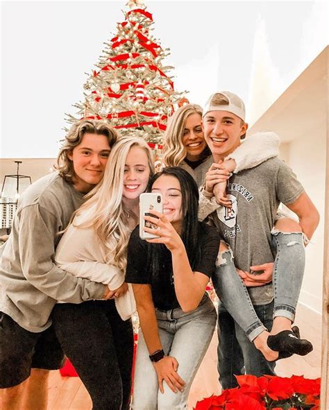 Happy Holidaze From The Crew Besties Christmas Christmas Photoshoot