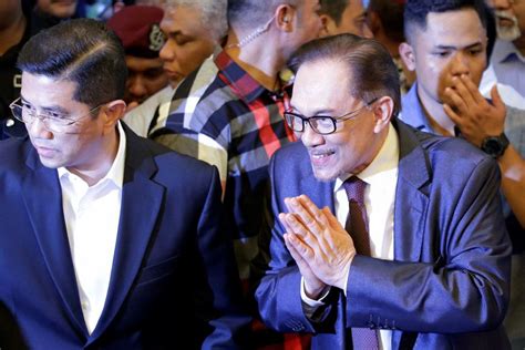 Sultan of selangor strips 'datuk seri' title off anwar ibrahim. Anwar says he is not worried about Azmin's 'rise to power ...