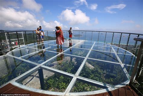 Glass Bridge 1400ft Above Ground Boasts Heart Stopping Views Of