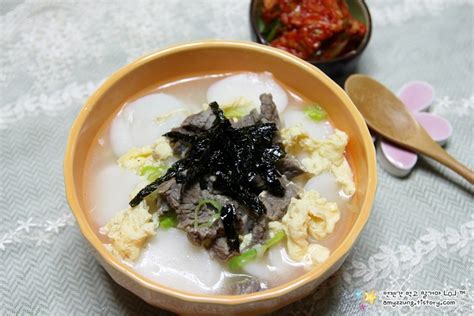 This is a must have food on new year's day in korea. 소고기를 넣어 고소하게 '떡국 맛있게 끓이는 법'