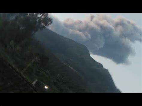 Gunung merapi meletus pada minggu siang hari ini. Gunung Merapi Meletus Lagi - YouTube