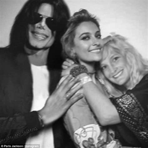 Paris jackson, daughter of the late pop icon, michael jackson, just took to instagram to share some good news! Paris Jackson cuddles late dad Michael in edited family ...