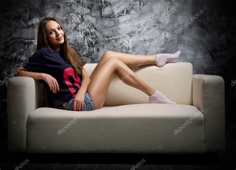 Chica Joven Sentarse En El Sofá Fotografía De Stock © Rbvrbv 46487403
