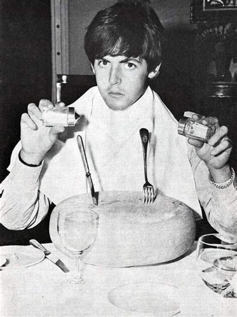 Paul Mccartney Eating Cheese Foto Beatles Beatles Funny Les Beatles