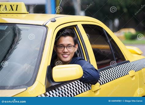 Conducción De Automóviles De La Sonrisa Del Taxista Del Retrato Feliz