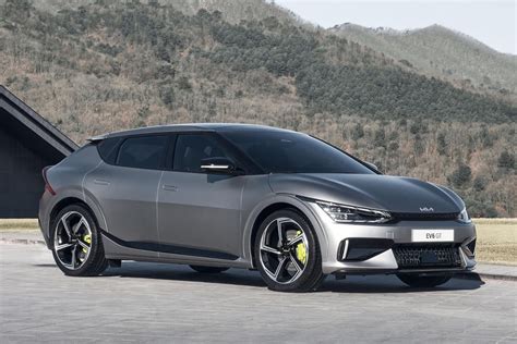 Kia has officially unveiled today the entire family of the ev6, its first dedicated electric car , which will go on sale in select global markets starting from the second half of 2021. Kia ev6: prezzo dimensioni e interni | MotoriMagazine.it