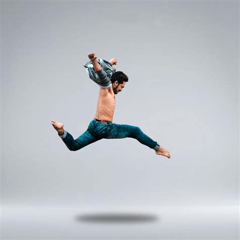 Hombre Saltando Alto Mientras Posa · Foto De Stock Gratuita