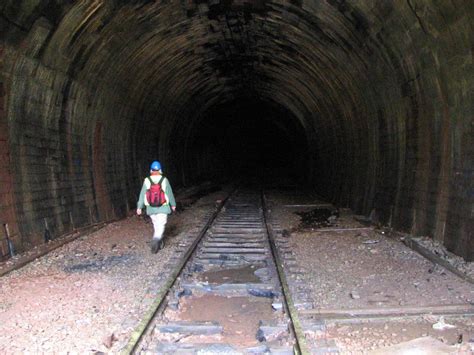 Neues tunnelportal muss abgerissen und neu gebaut werden. Kartan: Fahrnauer Tunnel