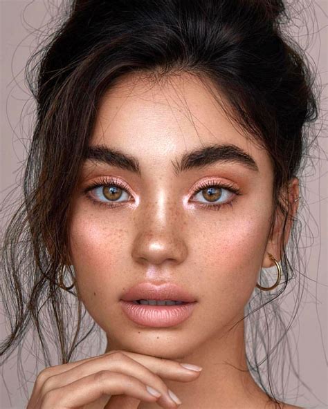 gorgeous glowy summer makeup look with peach eyeshadow highlighter i love the freckles and the
