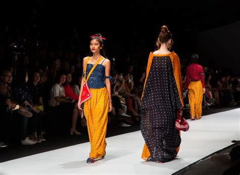 Oscar lawalata telah memilih menjadi wanita seutuhnya. Jakarta Fashion Week 2020: Sejauh Mata Memandang and Oscar ...