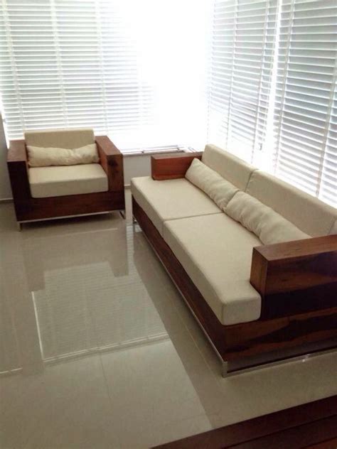Sofá clássico de couro preto e madeira escura 5. Casa de Maria Organic Design: Conforto e Sofisticação: Poltronas e Sofás em Madeira!