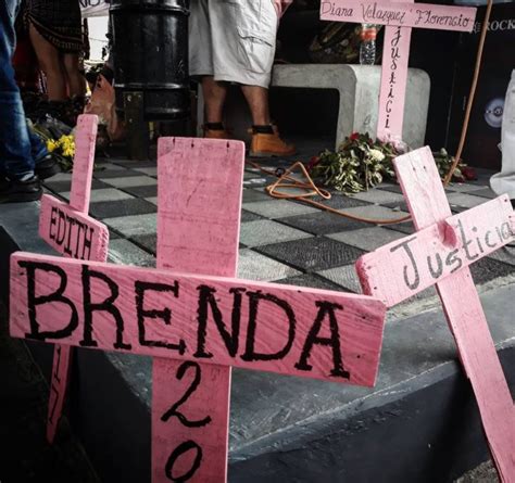 Cruces Rosas En Memoria De V Ctimas De Feminicidio La Cr Tica