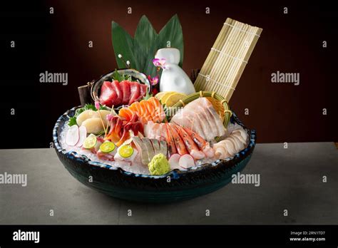 Authentic Japanese Sashimi Platter ，fresh Sashimi Set On Ice Japanese