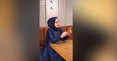 sosyal medya fenomeni esra rabia Ünal başörtüsünün altına transparan bir elbise giydi tangasına