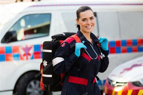 femme ambulancier portant lifepack image libre de droit par michaeljung © 49181589