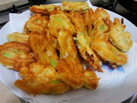 Ognuna di queste versioni di pastella per fritti può essere utilizzata per friggere verdure come carciofi, zucchine, peperoni, melanzane, fiori di zucca (il famoso 'cuoppo)oppure bocconcini di pollo, baccalà, gamberi, anelli di totano: cucini...amo?: Fiori di zucca fritti alla birra