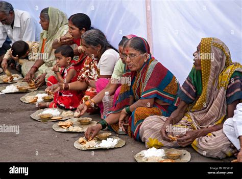 indische frauen essen ein thali traditionelles essen varanasi benares indien