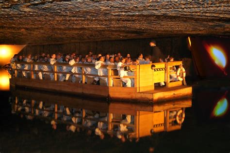 Sehenswertes salzbergwerk mit riesenrutsche und einer bootsfahrt auf einem unterirdischen see. Salt Mine Hallein, Austria - the waygabounds