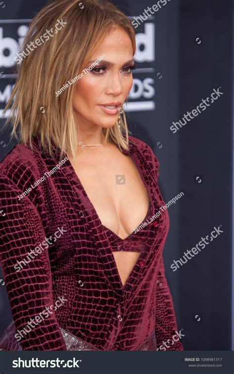 Performer Jennifer Lopez Attends The Red Carpet At The 2018 Billboards