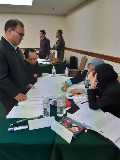Parkinson dalam bukunya berjudul public relations in the healthcare industry (tahun diterbitkan?), perhubungan awam dalam penjagaan kesihatan tidak jauh bezanya dengan Kursus Pegawai Perhubungan Awam : Penceramah berpengalaman ...