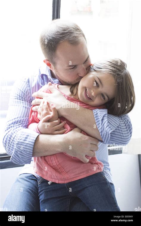 Padre Besando A Su Hija En La Mejilla Fotografías E Imágenes De Alta