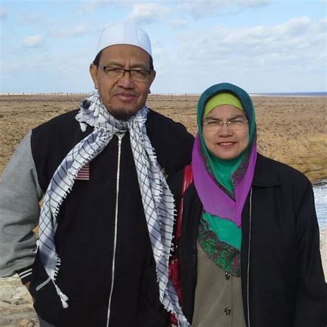 Didalam menyusun sebuah latar belakang masalah, ada baiknya kamu memikirkan terlebih dahulu fakta masalah yang akan kamu jadikan sebagai fokus masalah tersebut. Damai Homestay Bandar Seri Iskandar: Latar belakang pemilik