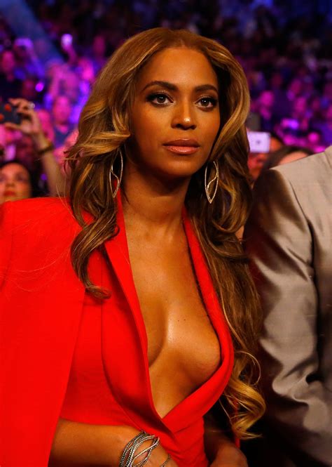 Beyoncé quase mostra demais em luta do século - Vogue | Gente