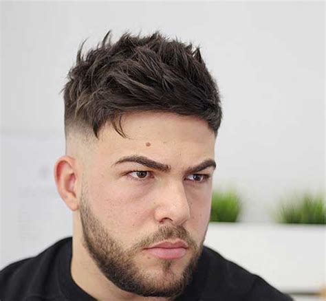 O resultado é um comprimento maior próximo ao topo da cabeça e mais rente próximo às orelhas. Cortes de Cabello Para Hombres en Primavera - 【 2020 】