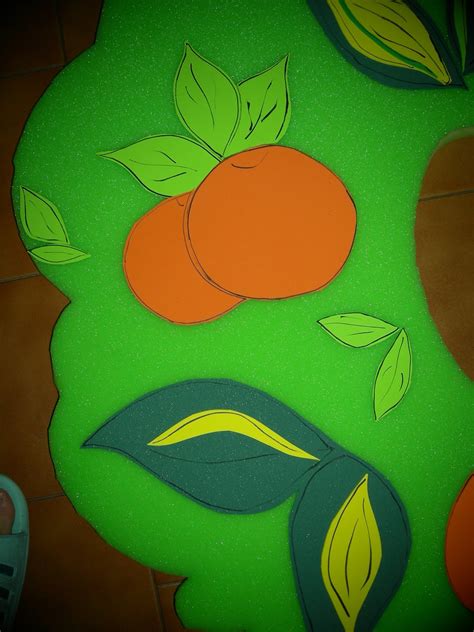 Aprende a hacer una manualidad muy chula, rápida y divertida gracias a este tutorial de donlunatic en el que nos enseña cómo hacer un cactus kawaii para decorar. Arte Gabrielle: DISFRAZ DE ARBOL - Realizado en goma espuma