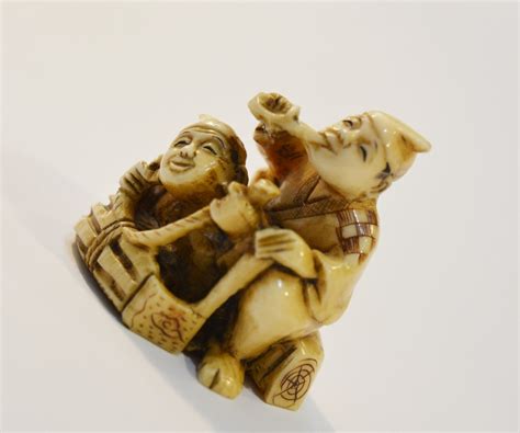 Netsuke eines mannes mit laterne aus elfenbein japan, signiert seishu, spätes 19.jh. Antique Japanese Netsuke | Antik Spalato Shop